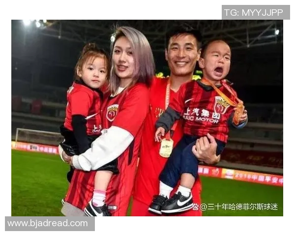 足球明星妈妈甜蜜恋爱视频曝光引发网友热议与感动 足球明星妈妈甜蜜恋爱视频曝光引发网友热议与感动