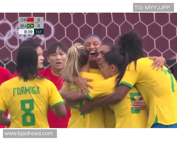 足球明星沙滩上意外尴尬瞬间引发热议网友调侃不断