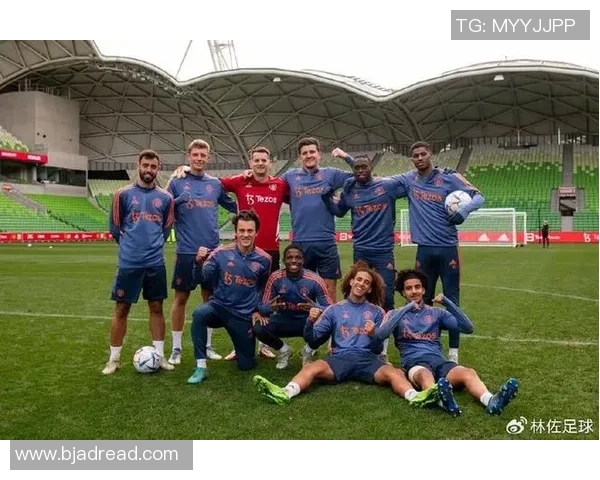 足球明星亲自赠送球裤照片分享球迷热情与运动精神 足球明星亲自赠送球裤照片分享球迷热情与运动精神